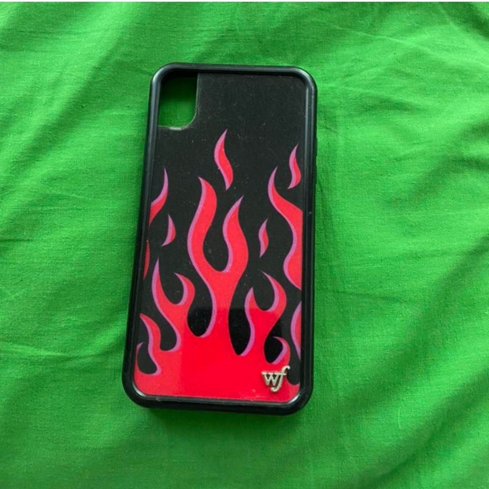 Wildflower Case that fits IPhone XR, very cute and basically brand new!